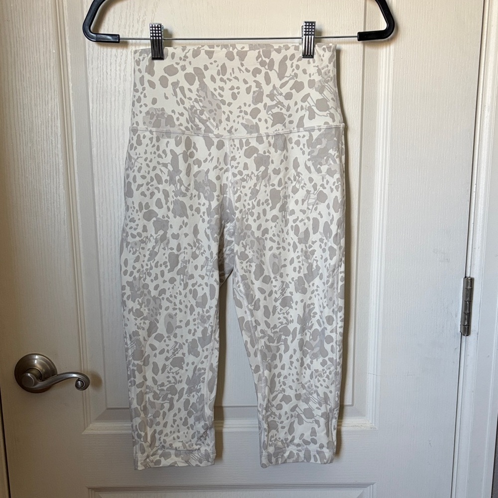 Lululemon Athletica Cream and Gray Patterned Capris Leggings